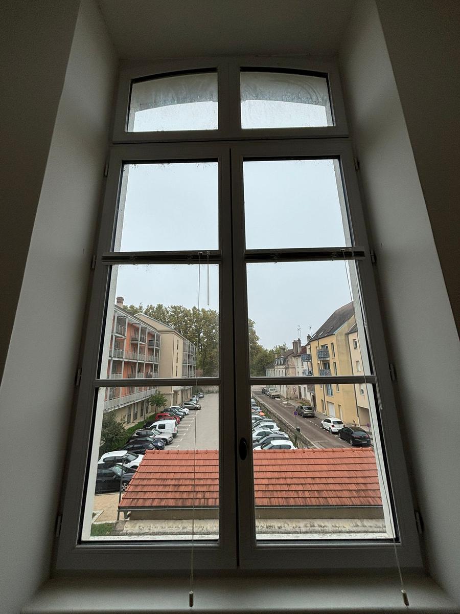 Vitres sales avant nettoyage professionnel Chalon-sur-Saône